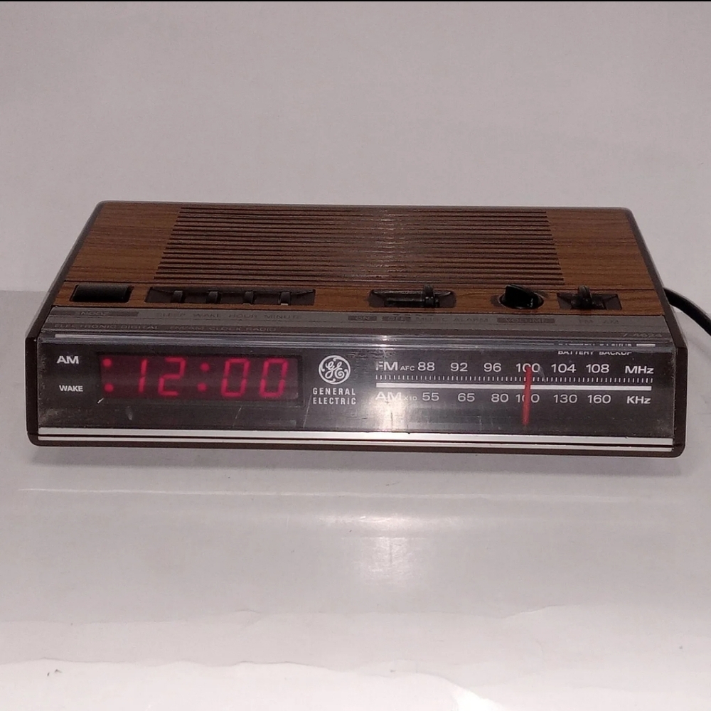 General Electric Alarm Clock AM FM Radio 74624B Red Display GE Vintage